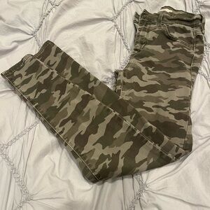 Levi’s 720 super skinny Camouflage cropped size 24